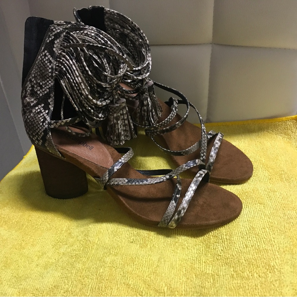 Strap sandals